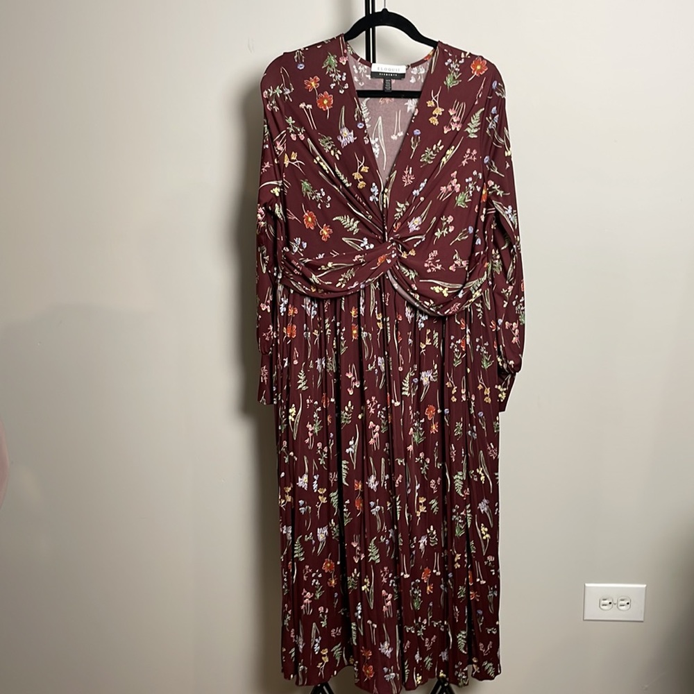 Plus Size Pleated Midi Dress | Floral patterned V Neck | Size 18
